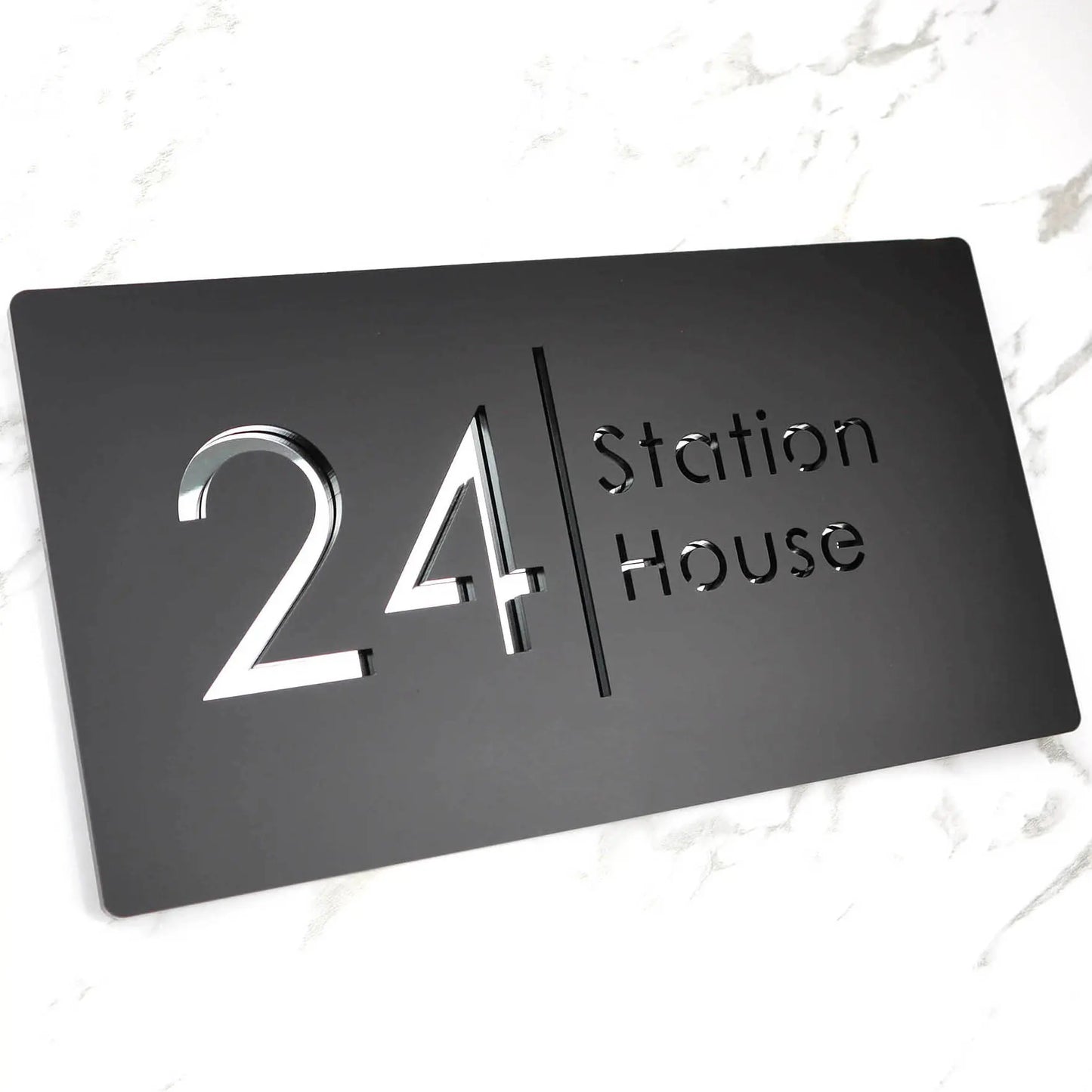 Placa personalizada con grabado láser de acrílico negro mate/gris mate para número de casa y número de calle para exteriores