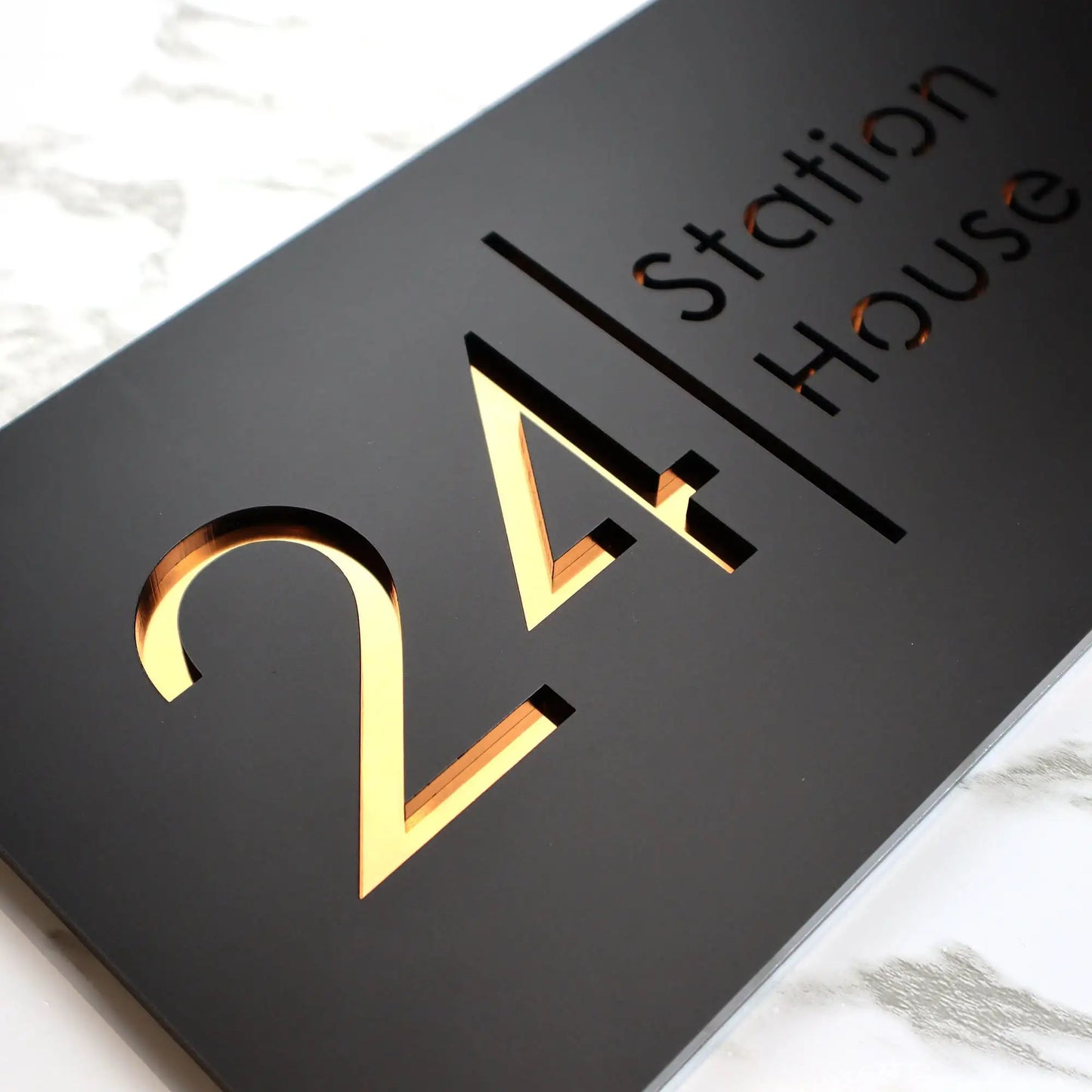 Placa personalizada con grabado láser de acrílico negro mate/gris mate para número de casa y número de calle para exteriores