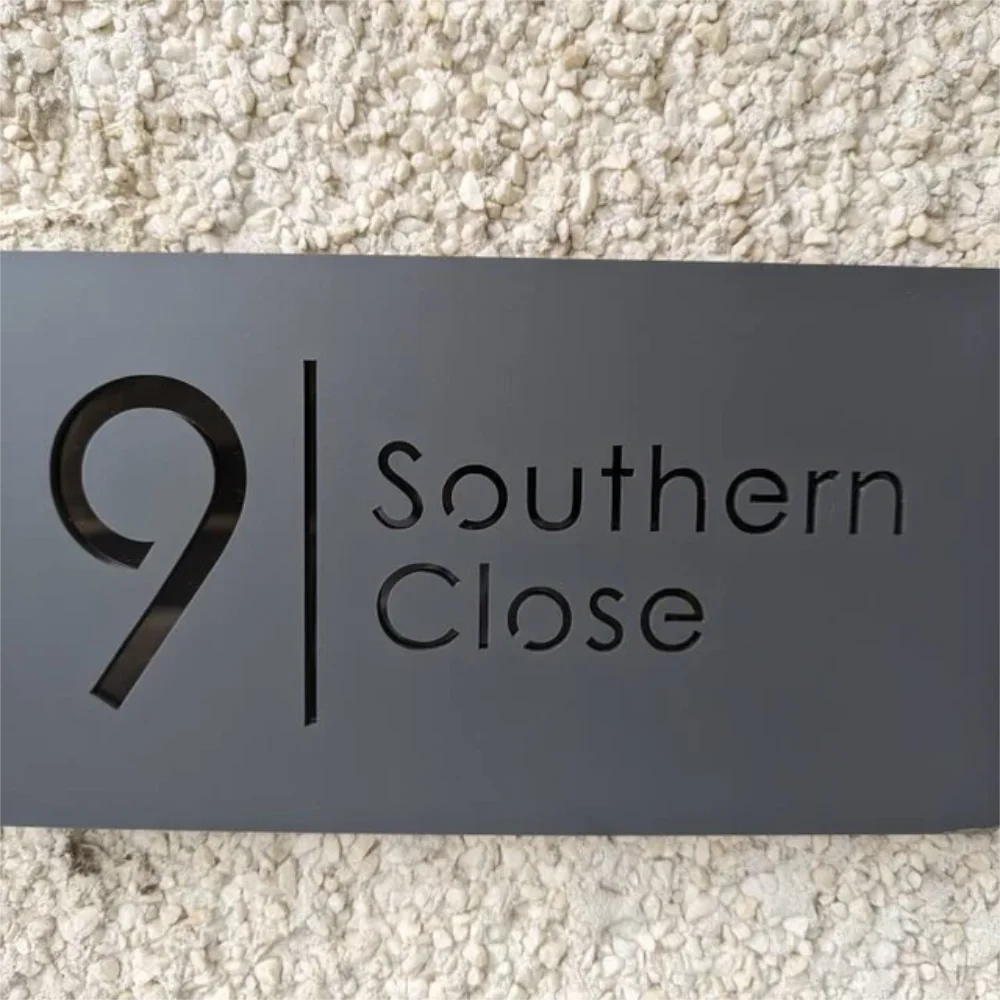Placa personalizada con grabado láser de acrílico negro mate/gris mate para número de casa y número de calle para exteriores