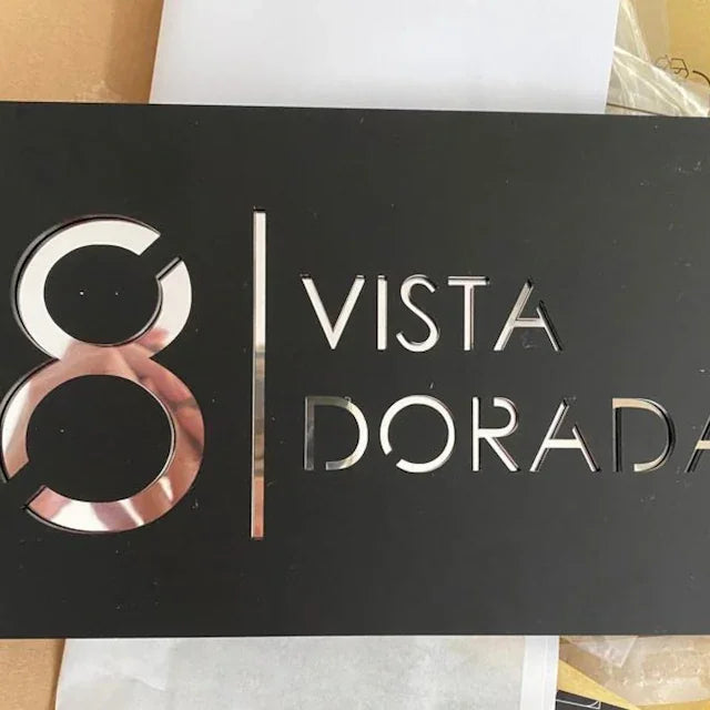 Placa personalizada con grabado láser de acrílico negro mate/gris mate para número de casa y número de calle para exteriores