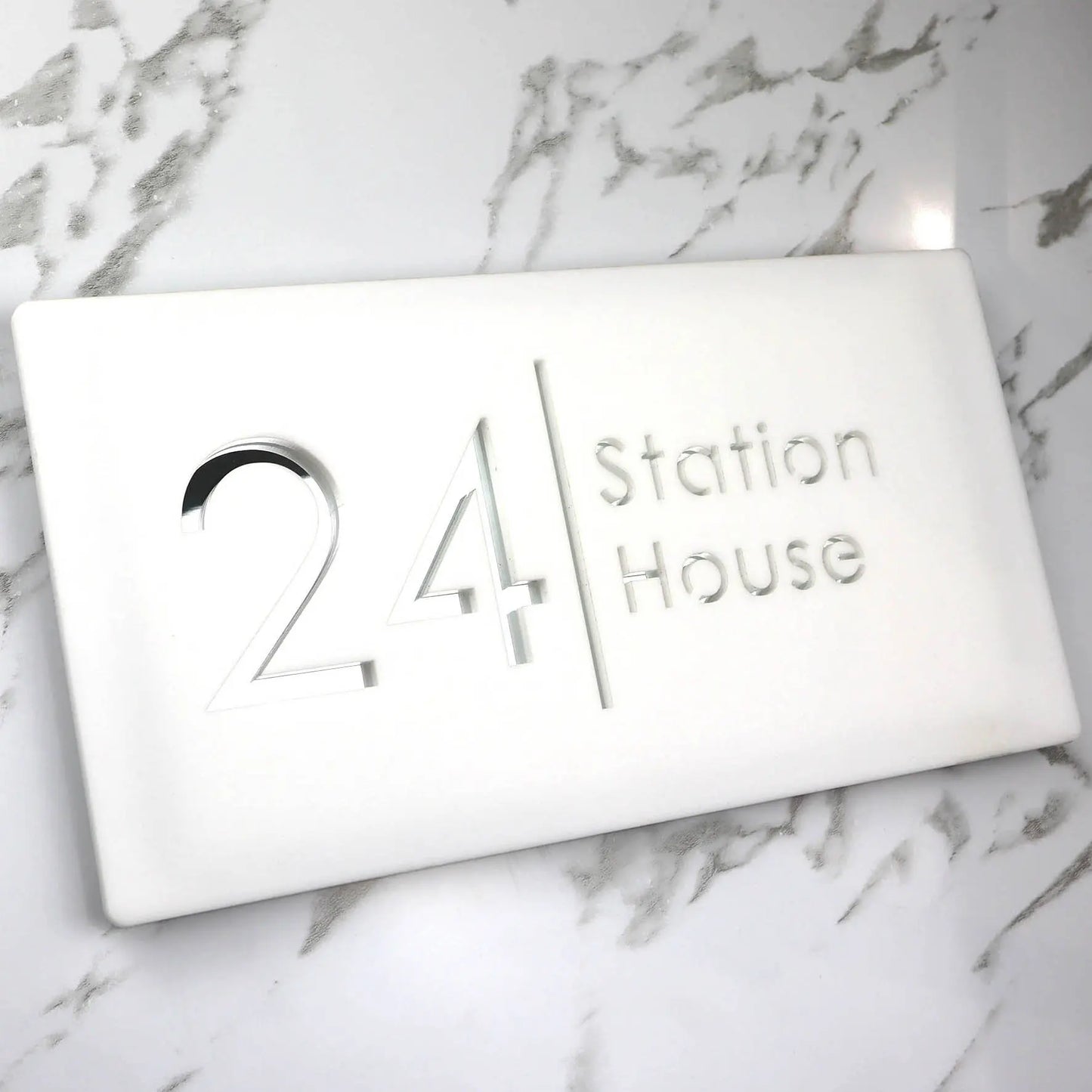 Placa personalizada con grabado láser de acrílico negro mate/gris mate para número de casa y número de calle para exteriores