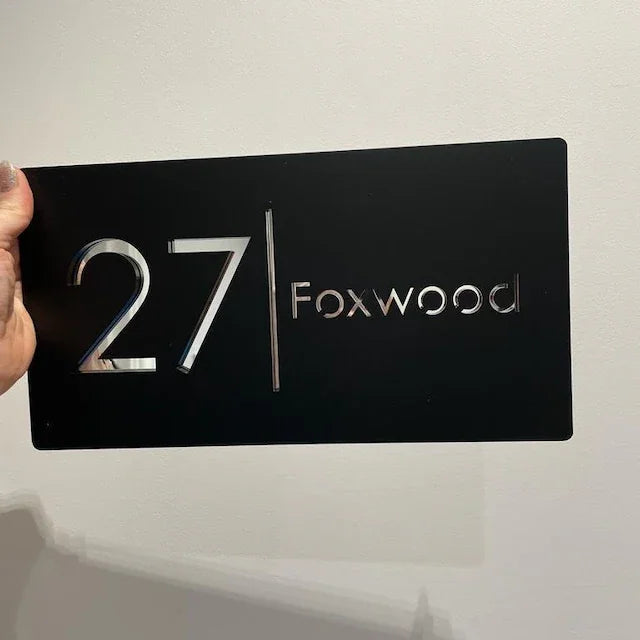 Placa personalizada con grabado láser de acrílico negro mate/gris mate para número de casa y número de calle para exteriores