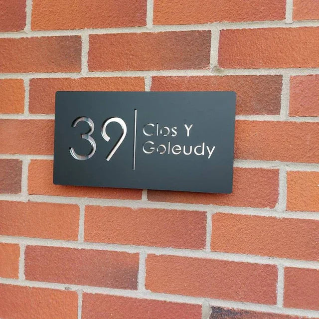 Placa personalizada con grabado láser de acrílico negro mate/gris mate para número de casa y número de calle para exteriores