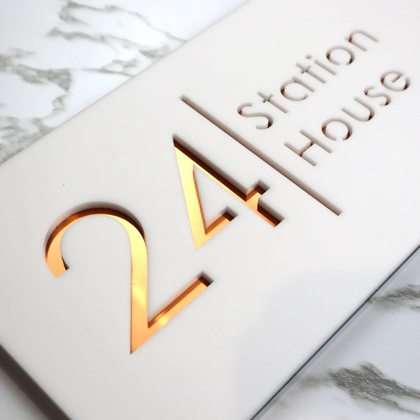 Placa personalizada con grabado láser de acrílico negro mate/gris mate para número de casa y número de calle para exteriores