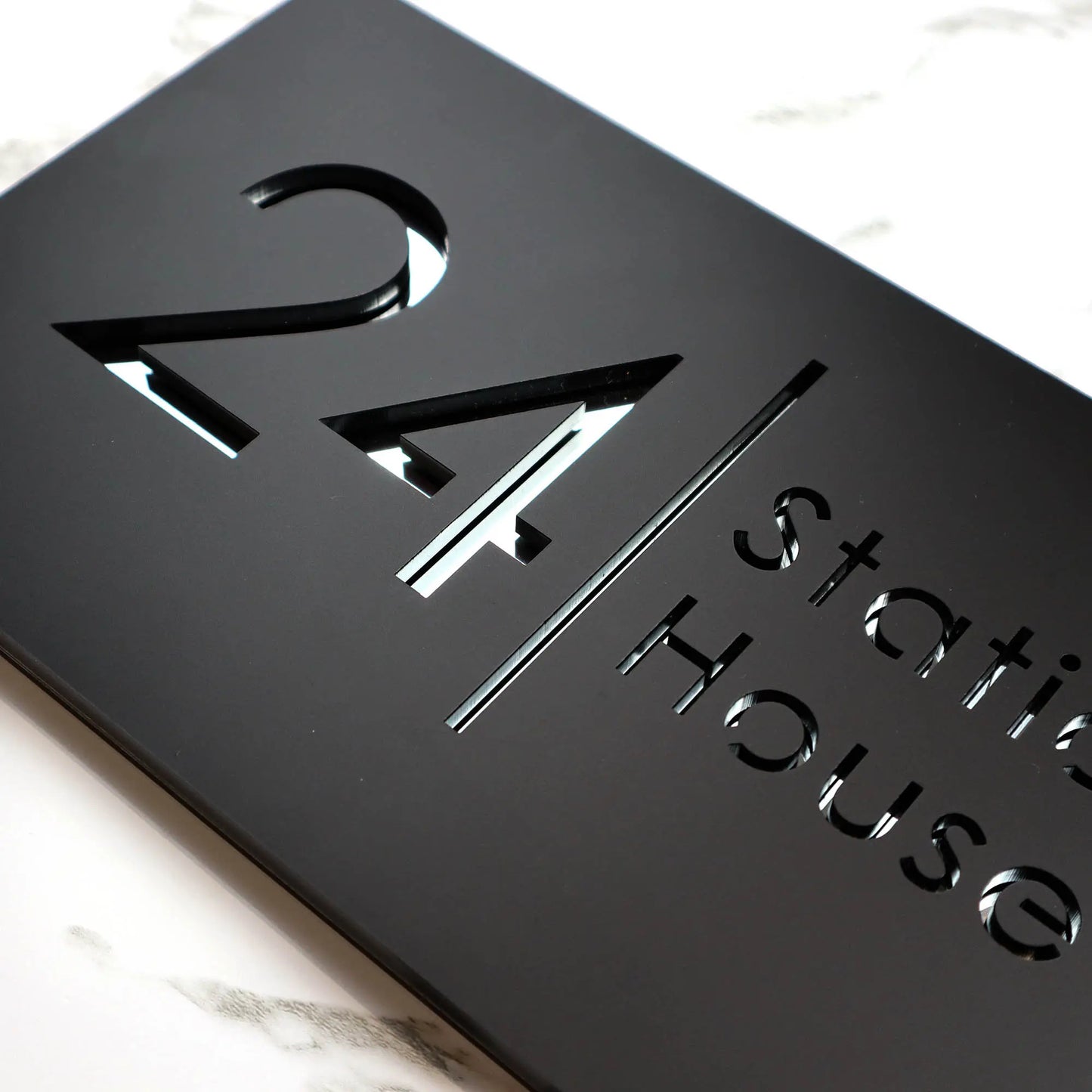 Placa personalizada con grabado láser de acrílico negro mate/gris mate para número de casa y número de calle para exteriores