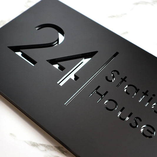 Placa personalizada con grabado láser de acrílico negro mate/gris mate para número de casa y número de calle para exteriores