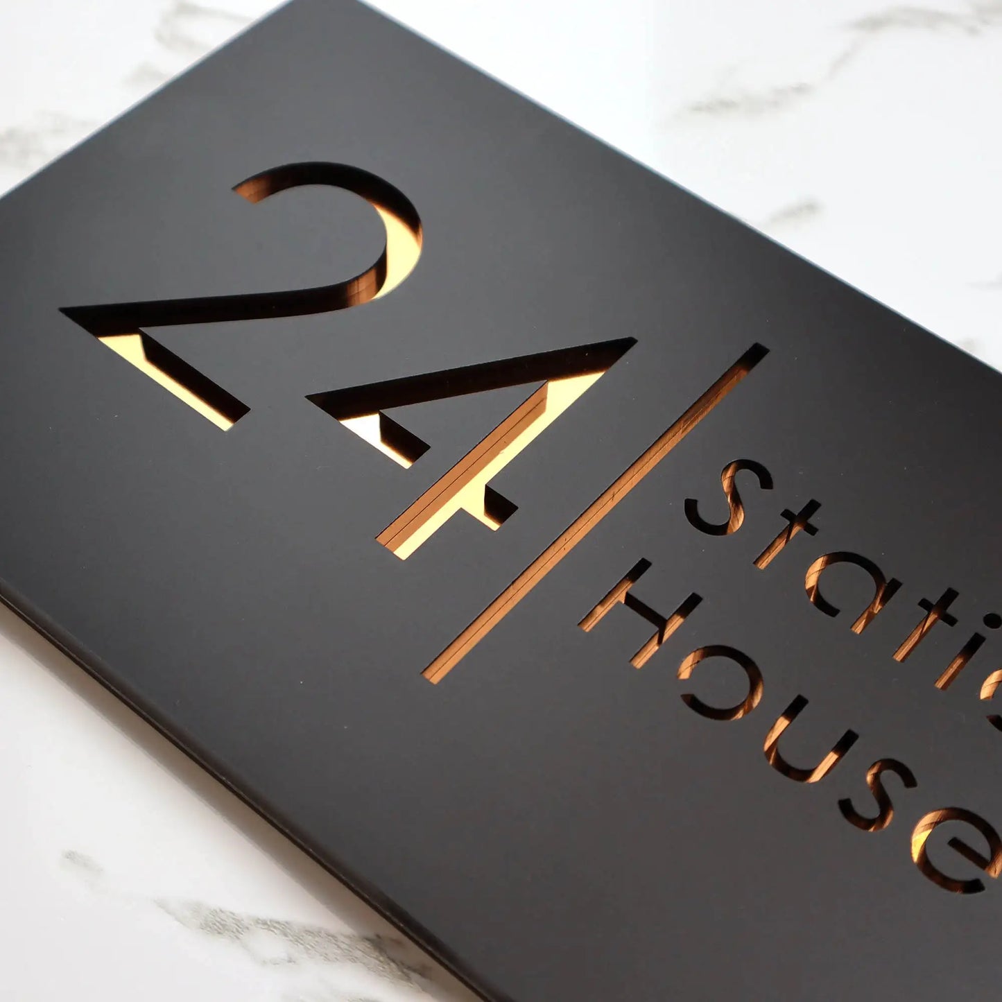 Placa personalizada con grabado láser de acrílico negro mate/gris mate para número de casa y número de calle para exteriores