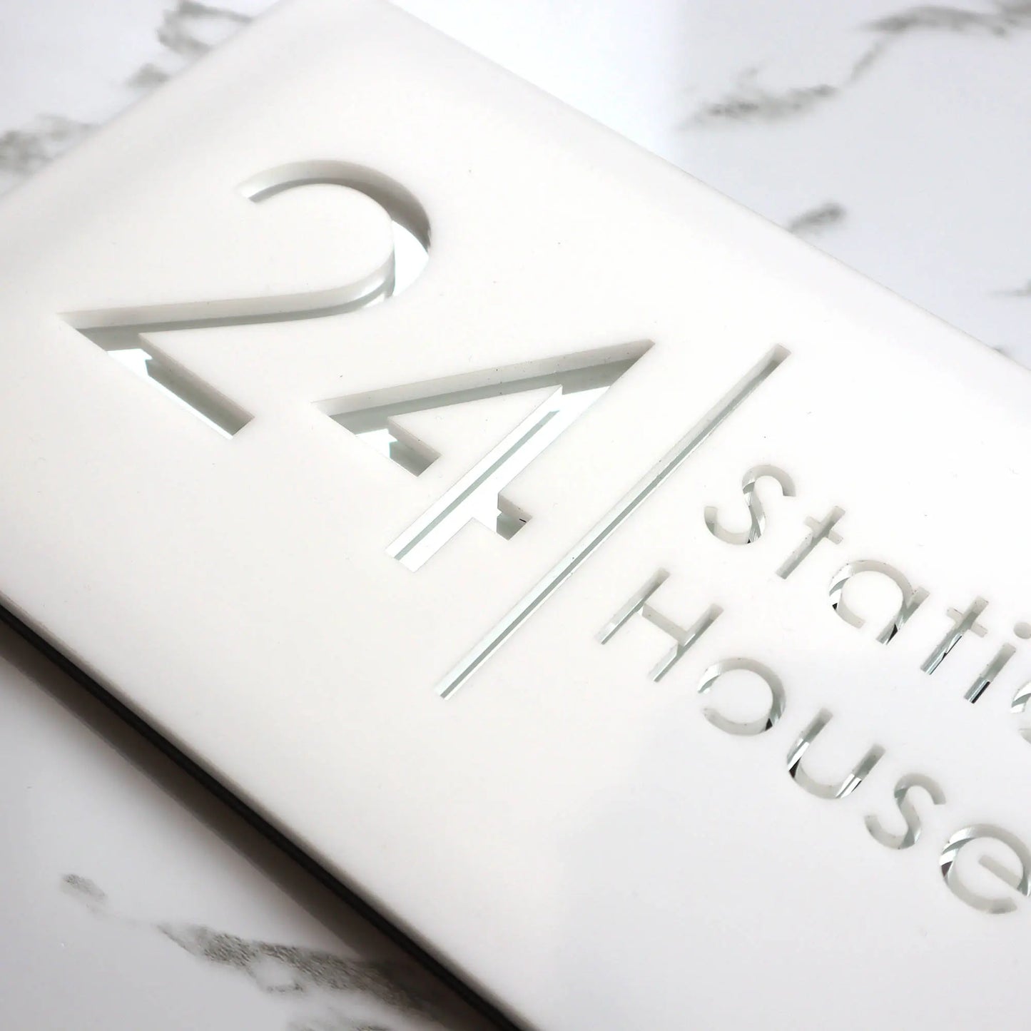 Placa personalizada con grabado láser de acrílico negro mate/gris mate para número de casa y número de calle para exteriores