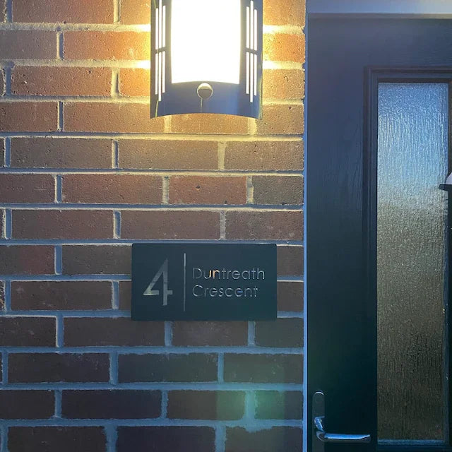 Placa personalizada con grabado láser de acrílico negro mate/gris mate para número de casa y número de calle para exteriores