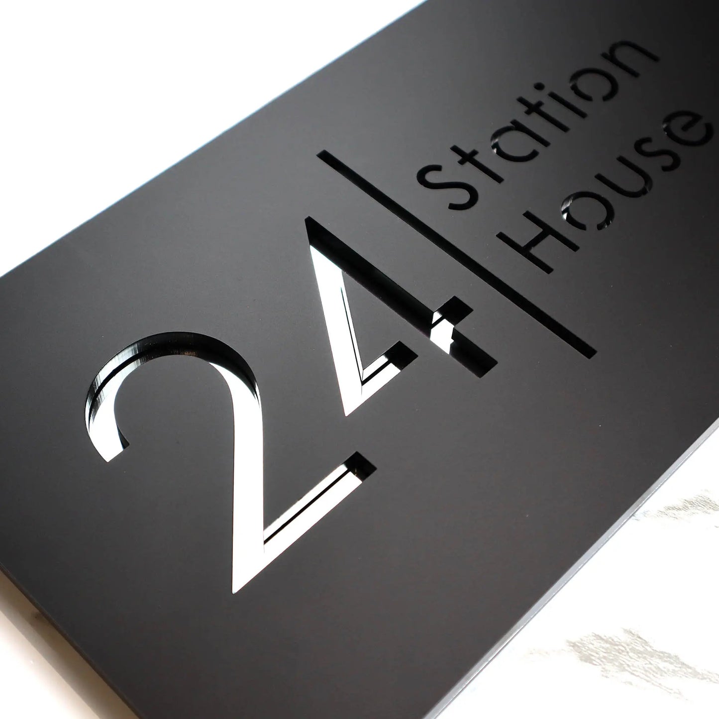 Placa personalizada con grabado láser de acrílico negro mate/gris mate para número de casa y número de calle para exteriores