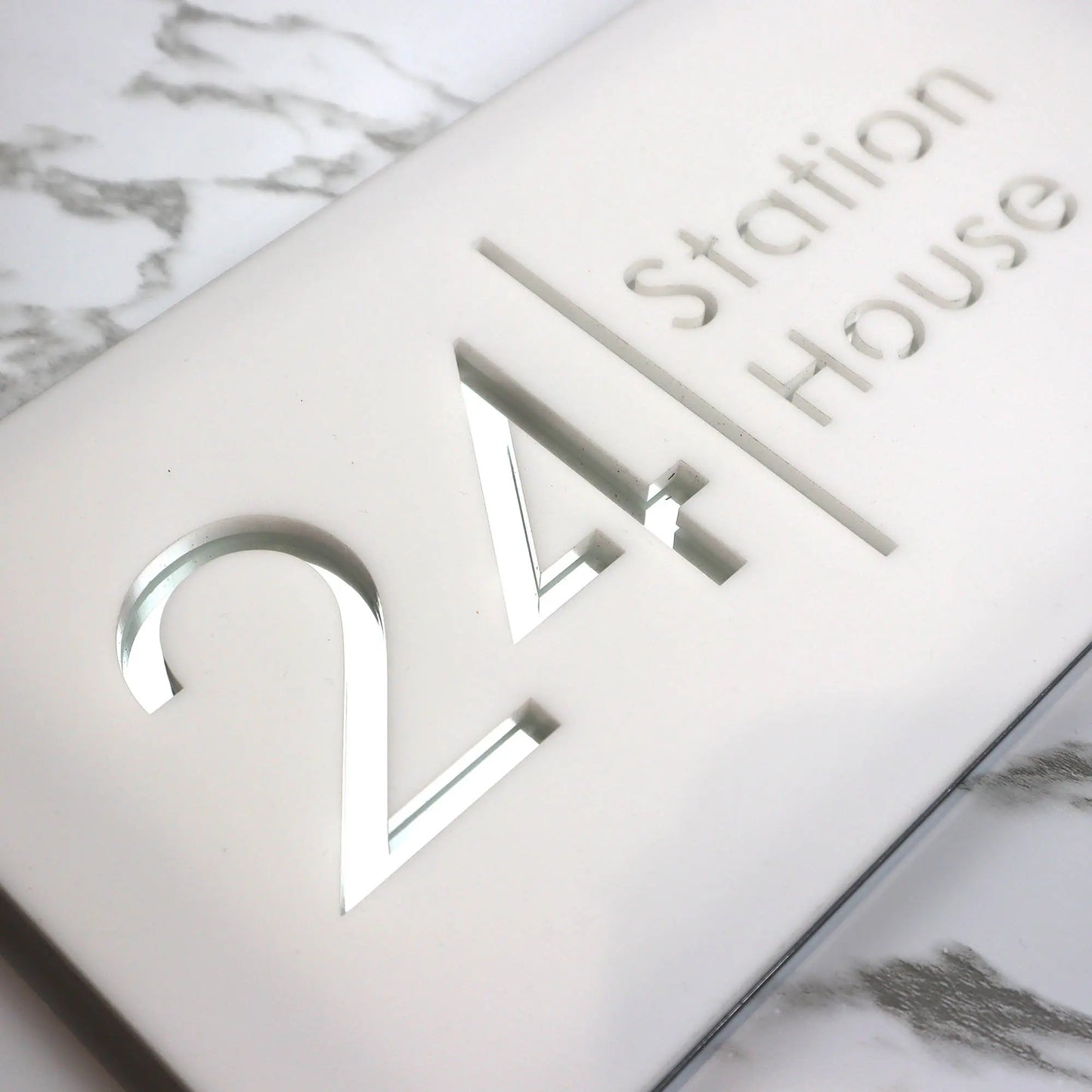Placa personalizada con grabado láser de acrílico negro mate/gris mate para número de casa y número de calle para exteriores