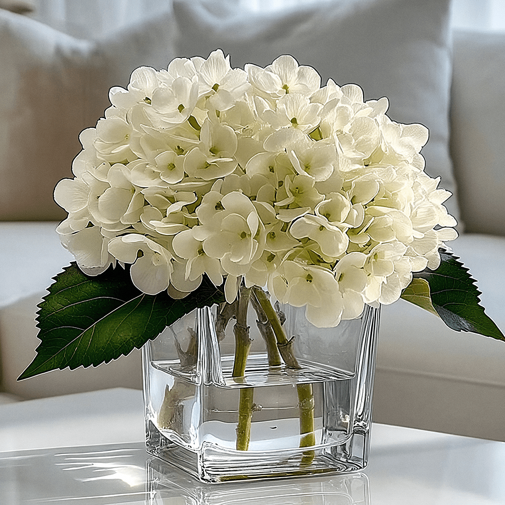 Arreglo floral de hortensias color crema artificial en jarrón cuadrado de vidrio