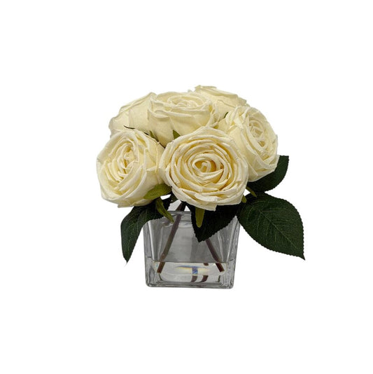 Arreglo floral de rosas color crema artificial en jarrón cuadrado de vidrio
