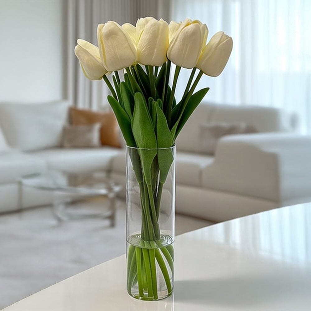 Arreglo floral de tulipanes color crema artificial en jarrón alto de vidrio