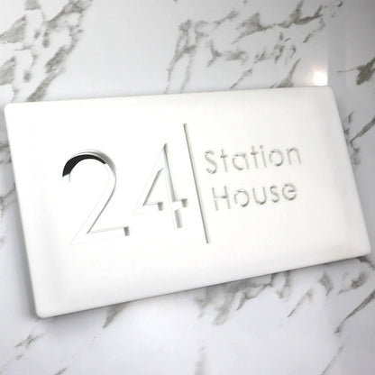 Placa personalizada con grabado láser de acrílico negro mate/gris mate para número de casa y número de calle para exteriores