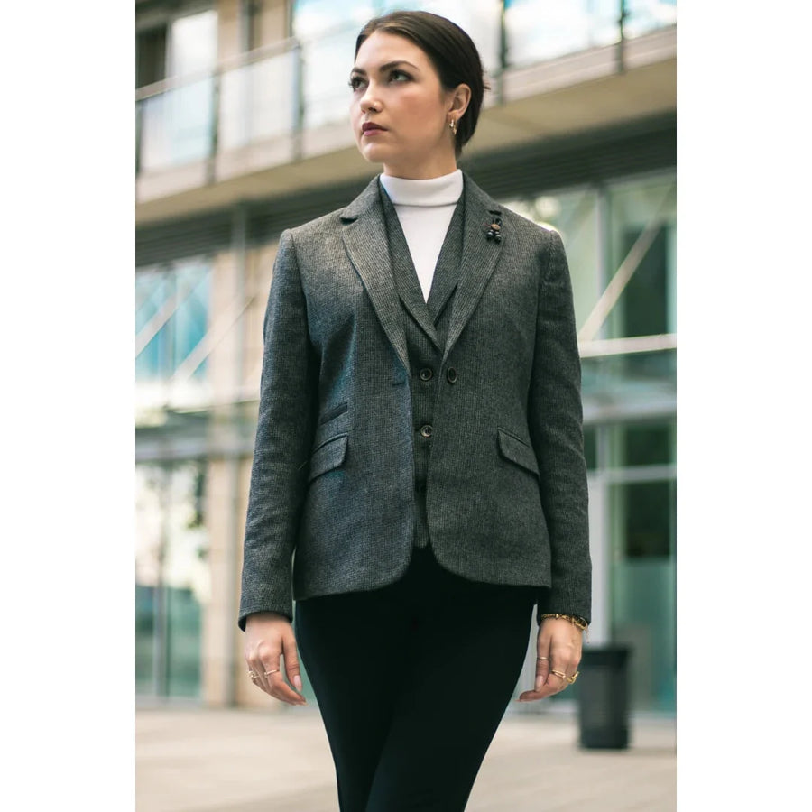Traje de tres piezas para mujer: americana, chaleco y pantalón de tweed con diseño de espiga en color gris
